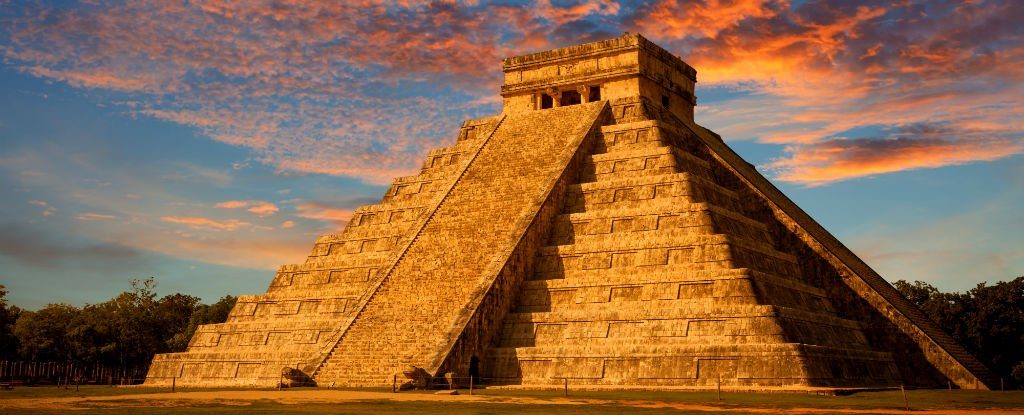 kukulkan pyramid at chichen itza