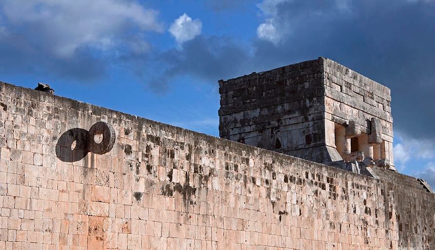 chichen itza mayan ruins 