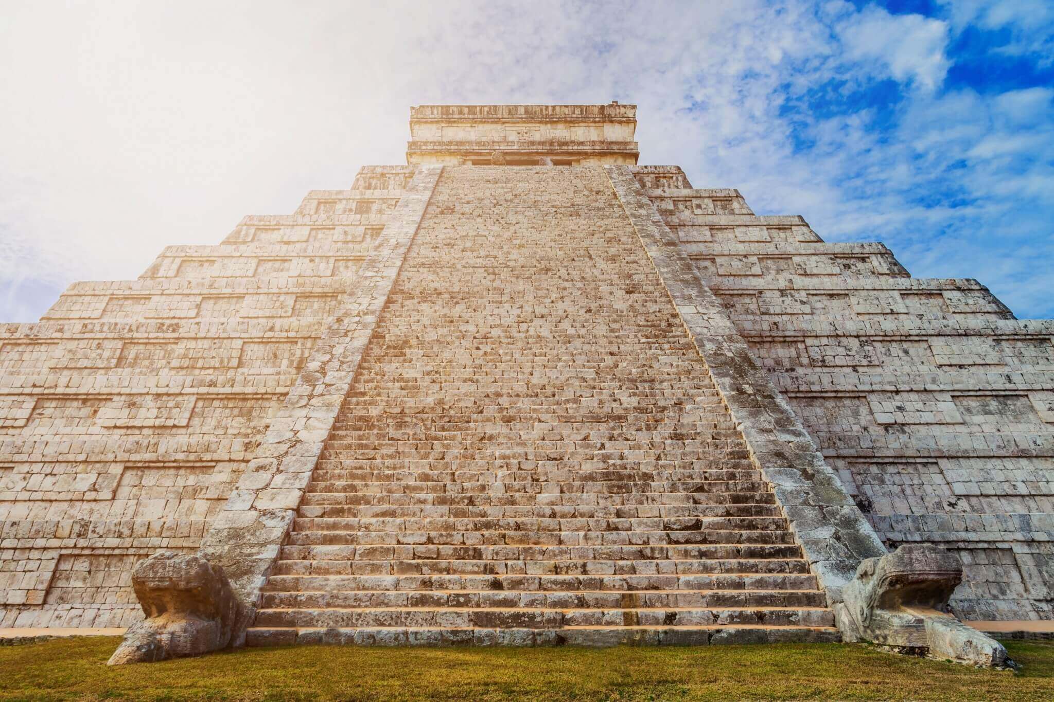 Кроме пирамид храмов и дворцов. Храм Кукулькана в Мексике. Пирамида Кукулькана Мексика. Пирамида Чичен-ица. 7 Чудес света пирамида Чичен ица.